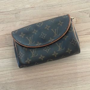 LOUIS VUITTON POCHETTE CROSSBODY
